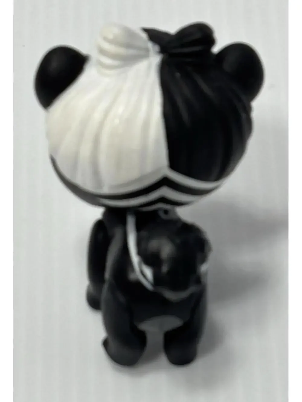 L.O.L. Surprise! Pets Skunk Figure - Black & White Split Hair - 2